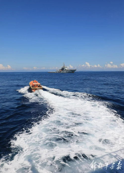 緊急出動！南部戰區海軍組織海上協同醫療救護訓練，直升機與艦艇協同上演生命接力