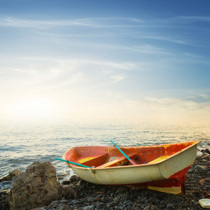 晨光中的海上小船 成本與價值的反思